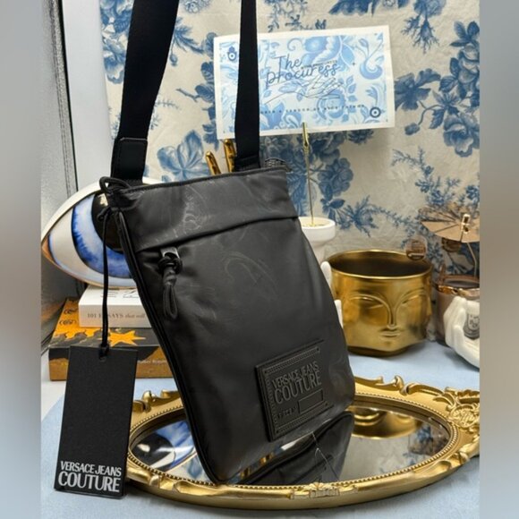 🆕 VERSACE JEANS COUTURE 🧿 NWT Black Coated Regalia Baroque Messenger Bag - Picture 2 of 16